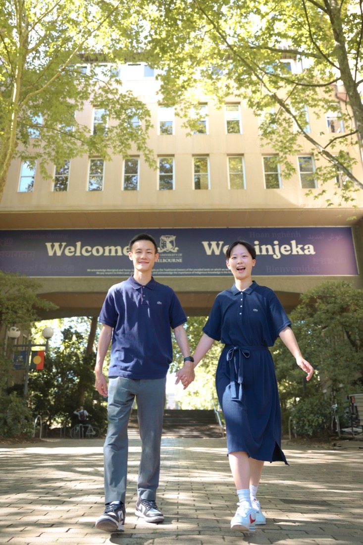 メルボルン大学のキャンパスを歩くリョウタとサン